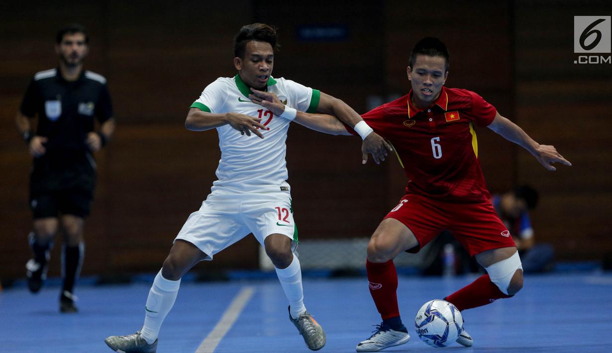 Pemain timnas futsal putra Indonesia Ardiansyah berebut bola dengan pemain Vietnam pada laga ketiga futsal SEA Games 2017 di Shah Alam, Selangor,Malaysia, Jumat (25/8). Timnas futsal putra Indonesia kalah dengan skor 1-4. (Liputan6.com/Faizal Fanani)