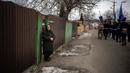 Olha Petrenko (84) menangis saat peti mati Oleksandr Maksymenko (38) lewat pada pemakamannya di kampung halamannya di Kniazhychi, sebelah timur Kyiv, Ukraina, 13 Februari 2023. Oleksandr Maksymenko, seorang warga sipil yang menjadi sukarelawan di angkatan bersenjata Ukraina, tewas dalam pertempuran di daerah Bakhmut. (AP Photo/Emilio Morenatti)