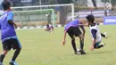 Para remaja bermain sepak bola dalam ajang pencarian bakat Allianz Junior Football Camp  di Lapangan Bhayangkara, Jakarta, Sabtu (8/7). Dua peserta akan dipilih untuk mengikuti Munich Camp di Jerman pada bulan Agustus 2017. (Liputan6.com/Fery Pradolo)