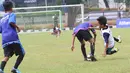 Para remaja bermain sepak bola dalam ajang pencarian bakat Allianz Junior Football Camp  di Lapangan Bhayangkara, Jakarta, Sabtu (8/7). Dua peserta akan dipilih untuk mengikuti Munich Camp di Jerman pada bulan Agustus 2017. (Liputan6.com/Fery Pradolo)