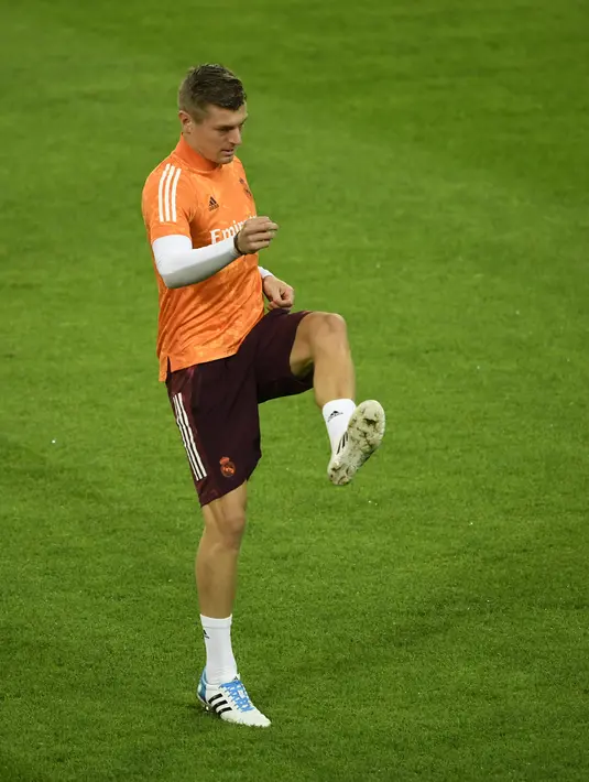 Gelandang Real Madrid, Toni Kroos melakukan pemanasan saat mengikuti latihan tim di Borussia-Park, Jerman (26/10/2020). Real Madrid akan bertanding melawan Borussia Moenchengladbach pada grup B Liga Champions. (AFP/Ina Fassbender)