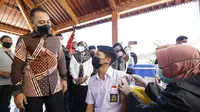 Eri Cahyadi saat meninjau vaksinasi pelajar di SMAN 21 Surabaya. (Dian Kurniawan/Liputan6.com)