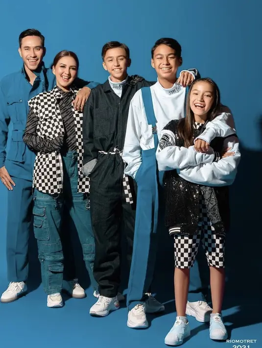 Modis nan stylish, gaya keluarga Darius dan Donna ini tak boleh kamu lewatkan. Pilihlah busana dengan nuansa warm seperti biru dan monokrom. (Instagram/riomotret).