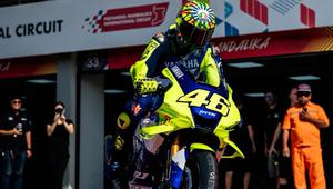 Momen legenda MotoGP Valentino Rossi saat mengaspal di Sirkuit Pertamina Mandalika, Lombok. (Pertamina Lubricants)