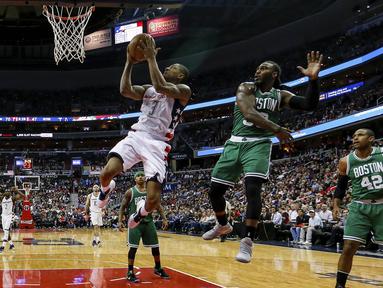 Pebasket Washington Wizards, Bradley Beal, berusaha memasukan bola saat pertandingan melawan Boston Celtics pada Gim 3 semifinal Wilayah Timur di Verizon Center, Washington, Kamis (4/5/2017). Washington Wizard menang 116-89. (AP/Andrew Harnik)