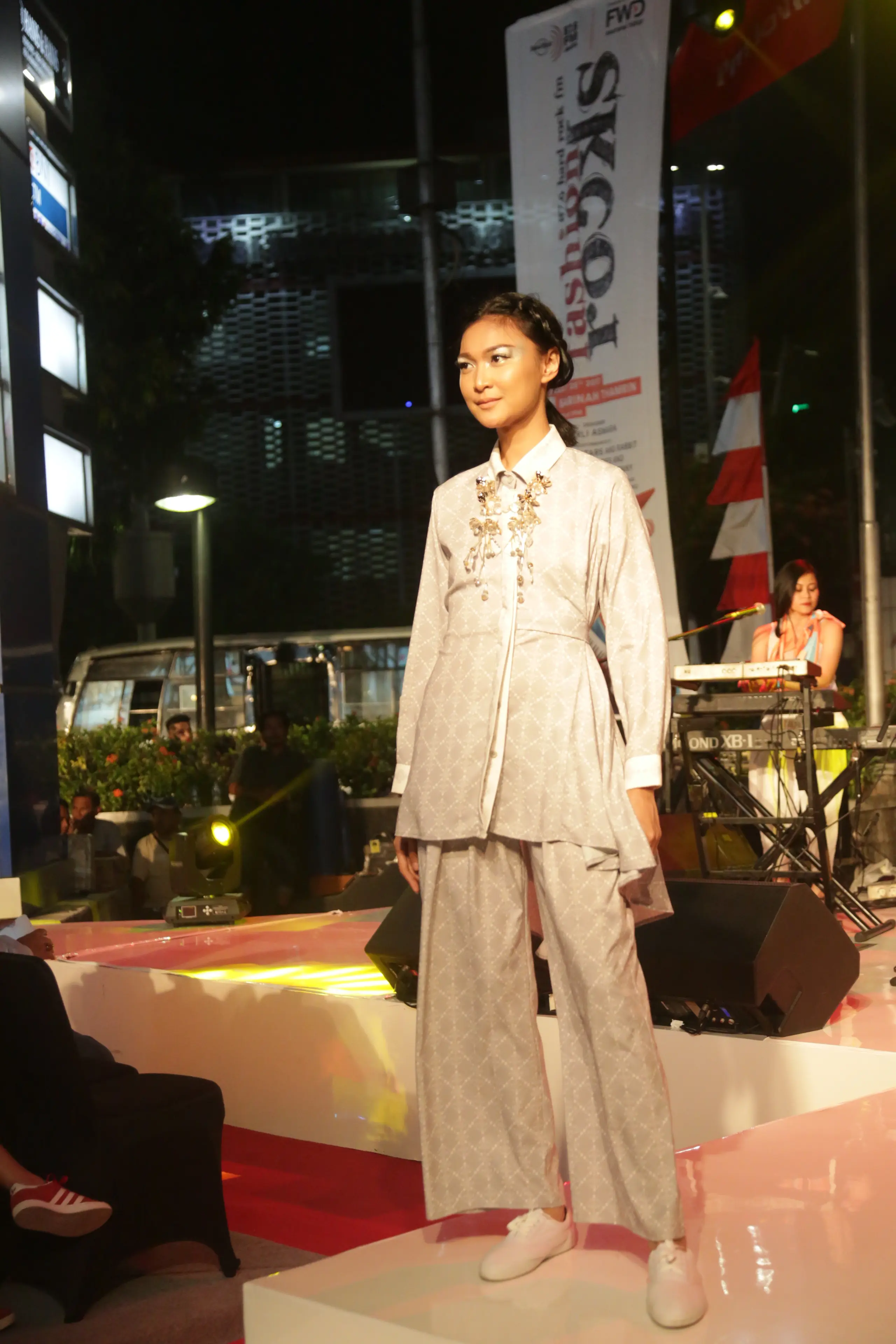 Dengan menghadirkan koleksi dengan desain modest wear di FWD Fashion Rock, Barli Asmara mampu menampilkan karya yang berbeda.