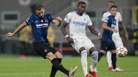 Pada menit ke-9 Inter Milan lebih dulu mengancam pertahanan Real Madrid. Umpan yang dilepaskan Lautaro Martinez kepada Edin Dzeko berhasil dimanfaatkan melaui tembakan yang masih bisa diselamatkan Thibaut Courtois menggunakan kakinya. (Foto: AP/Antonio Calanni)