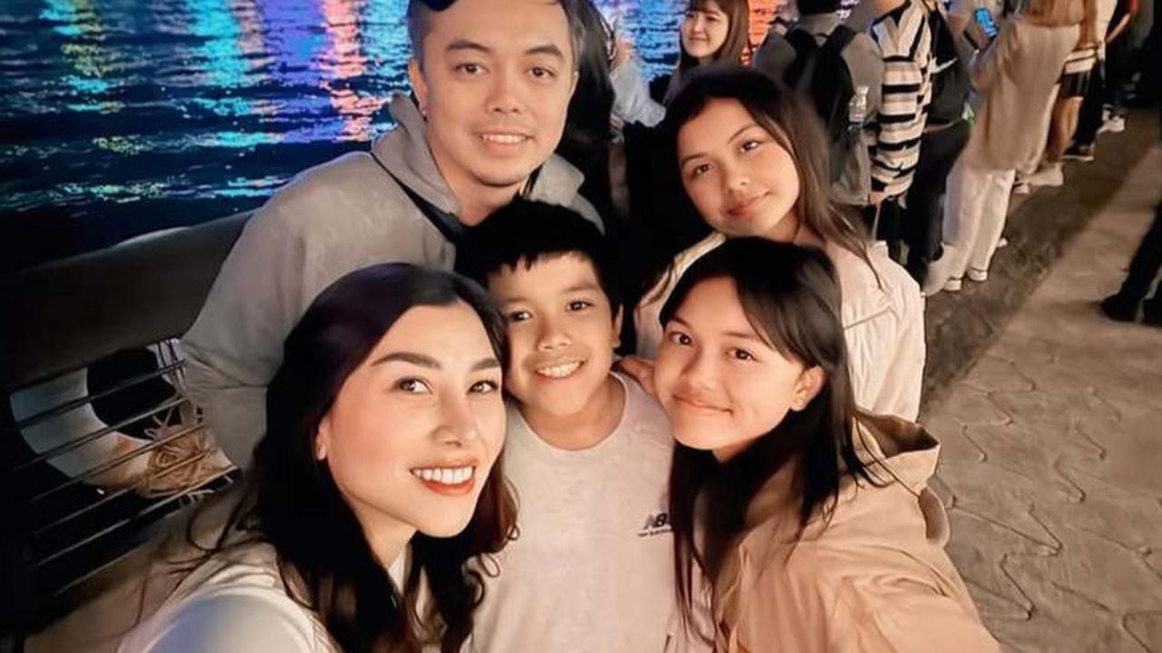 Sudah Resmi Cerai tapi Tetap Harmonis, Potret Nisya Ahmad Liburan Bareng Mantan Suami dan Anak ke Malaysia