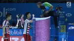 Ganda putra Indonesia, Kevin Sanjaya Sukomuljo/Marcus F Gideon melakukan protes ke wasit saat lawan Mads Conrad Petersen/Mads Pieter Kolding (Denmark)di 8 besar Indonesia Open 2018, Istora GBK, Jumat (6/7). (Liputan6.com/Helmi Fithriansyah)