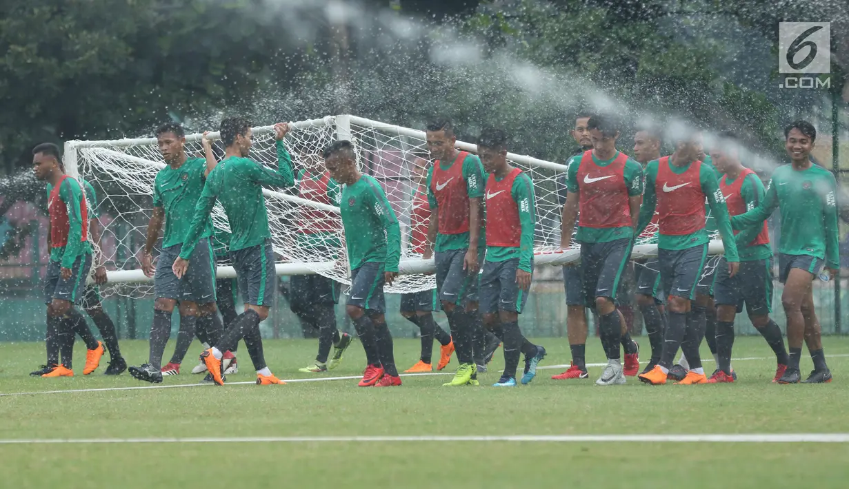 Pemain Timnas Indonesia U-23 mengangkat gawang saat latihan di Lapangan A Senayan, Jakarta, Sabtu (17/3). Latihan ini persiapan uji tanding melawan Singapura pada 21 Maret mendatang. (Liputan6.com/Helmi Fithriansyah)