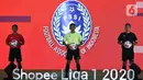 Para wasit berpose mengenakan jersey untuk Shopee Liga 1 2020 saat acara Launcing di Hotel Fairmont, Jakarta, Senin (24/2/2020). Shopee Liga 1 2020 diikuti 18 klub terbaik Indonesia. (Liputan6.com/Johan Tallo)