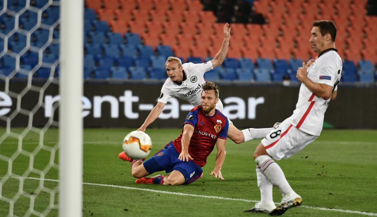Bek Basel, Silvan Widmer, berebut bola dengan gelandang Eintracht Frankfurt, Sebastian Rode, dalam laga babak 16 besar Liga Europa 2019/2020 di St.Jakob Park, Basel, Jumat (7/8/2020) dini hari WIB. Basel menang 1-0 atas Eintracht Frankfurt. (AFP/Fabrice Coffrini)