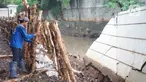 Petugas Sudin SDA Jakarta Selatan memperbaiki tanggul Kali Krukut yang jebol di Jalan Perumahan Kemang Jaya, Bangka, Jakarta, Rabu (8/1/2020). Tanggul jebol akibat tak kuat menahan derasnya air kiriman dari hulu serta hujan deras yang mengguyur kawasan tersebut. (Liputan6.com/Immanuel Antonius)