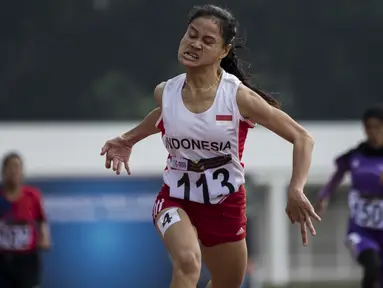Pelari Indonesia, Nurhaida Insan, menjadi yang tercepat pada Invitational Tournament Asian Para Games cabang atletik nomor 200 meter T 36/37/38 di Stadion Madya, Jakarta, Sabtu (30/6/2018). (Bola.com/Vitalis Yogi Trisna)