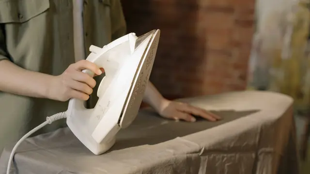 5 Tips Merawat Hijab Plisket agar Lipatannya Tahan Lama