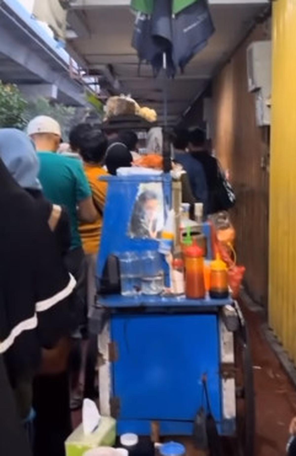 Dilewati Antrean Pembeli Lapak Sebelah