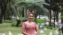 Kebaya tersebut juga dipadukan dengan kain jarik batik. Perempuan 29 tahun ini juga melengkapi penampilannya dengan heels warna peach senada. (Instagram/ayutingting92).