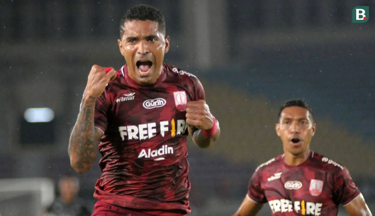Penyerang Persis, Alberto Goncalves merayakan gol pertama timnya saat laga pembuka Liga 2 2021/2022 antara Persis Solo melawan PSG Pati di Stadion Manahan, Solo, Minggu (26/09/2021) malam WIB. Persis Solo menang 2-0. (Bola.com/Vincentius Atmaja)