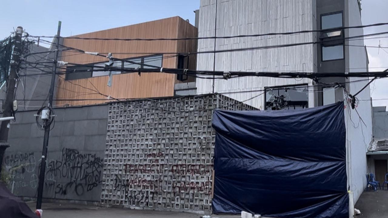 Rumah Ahmad Sahroni usai diamuk massa