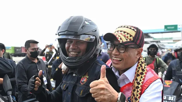 Menteri Perhubungan Budi Karya Sumadi meninjau Pelabuhan Merak – Bakauheni, Sabtu (24/12/2022). Dalam tinjauan ini Menhub meminta PT ASDP Indonesia Ferry mengantisipasi potensi gangguan cuaca. (Dok Kemenhub)