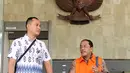Mantan Walikota Makassar Ilham Arief Sirajuddin berjalan keluar Gedung KPK, Jakarta, Jumat (4/9). Ilham diperiksa sebagai saksi terhadap tersangka Dirut PT Traya Tirta Makassar Hengky Widjaja terkait kasus korupsi PDAM Makassar.(Liputan6.com/Helmi Afandi)