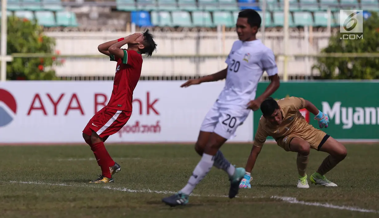 Gelandang Timnas Indonesia U-19, Witan Sulaiman menutup wajahnya saat gagal memasukan bola ke gawang Thailand pada Piala AFF U-18 di Stadion Thuwanna, Yangon, Jumat (15/9). Thailand menang adu penalti 3-2. (Liputan6.com/Yoppy Renato)