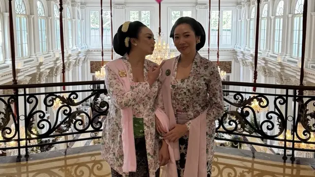 Tata Cahyani dan Putrinya tampil kompak. [@tatacahyani]