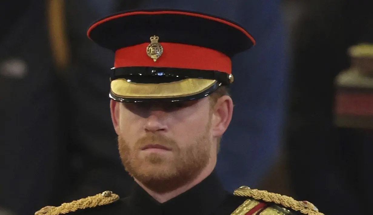 <p>Pangeran Harry ditugaskan untuk berjaga di sekitar peti jenazah Ratu Elizabeth II di Westminster Hall, di Istana Westminster, London, Sabtu (17/9/2022). Sejak meningggal, Pangeran Harry mengenakan pakaian sipil di acara-acara publik sejak sang ratu meninggal. (Chris Jackson/Pool Photo via AP)</p>