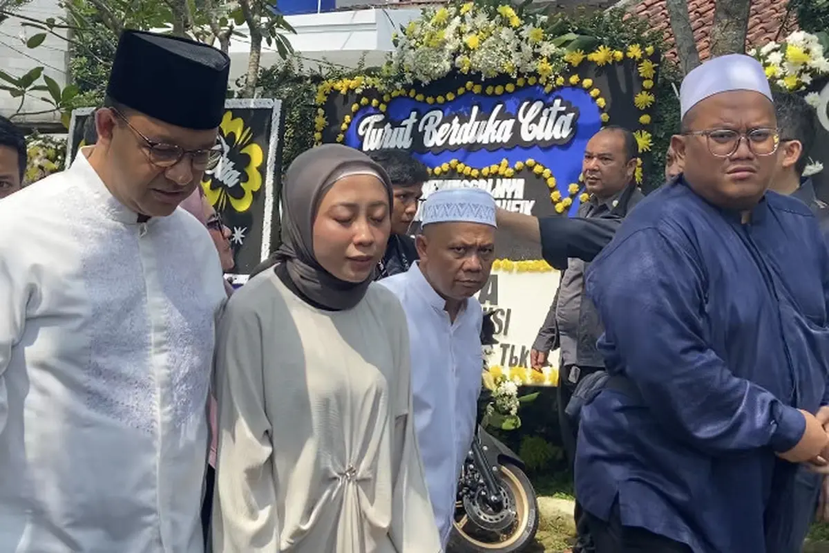 Mantan Gubernur DKI Jakarta Anies Baswedan tiba di rumah duka mantan Wakil Ketua DPRD DKI Jakarta M Taufik.