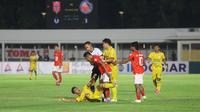 Pemain Malut United, Frets Butuan, bersitegang dengan pemain Semen Padang pada laga leg pertama semifinal Pegadaian Liga 2 2023/2024 di Stadion Madya, Jakarta, Minggu (25/02/2024). (Bola.com/M Iqbal Ichsan)