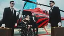 Dengan berbalutkan outfit glamor dan klasik dinamis, Syahnaz dan Jeje tampak seperti bangsawan. Berpose di helipad Shangri-La, Jakarta. Helicopter pun juga khusus disewa di konsep prewedding. (Instagram/riomotret)