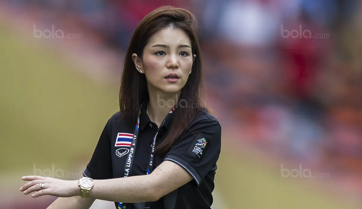 Manajer Timnas Thailand, Watanya Wongopasi, mendampingi para pemain saat melawan Indonesia pada laga SEA Games di Stadion Shah Alam, Selangor, Selasa (15/8/2017). Kedua negara bermain imbang 1-1. (Bola.com/Vitalis Yogi Trisna)