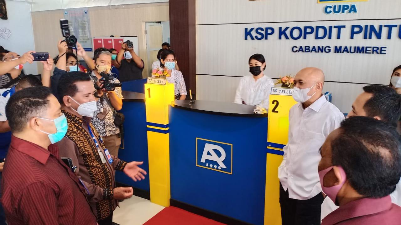 MenkopUKM Teten Masduki bersama robongan, saat meninjau Pintu Air Swalayan (PAS) yang berlokasi di Kelurahan Kota Uneng, Kecamatan Alok, Kabupaten Sikka, NTT. (Liputan6.com/Dionisius Wilibardus)