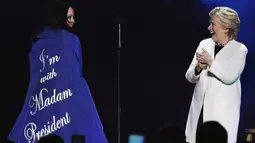 Katy Perry menunjukan kostum panggungnya yang bertuliskan " I'm with Madam President" kepada calon presiden dari Partai Demokrat, Hillary Clinton sebelum tampil dalam kegiatan kampanye di Philadelphia, Pennsylvania, AS (5/11). (Reuters/Lucas Jackson)