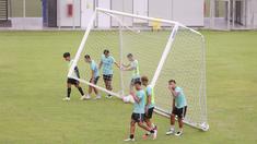 Pemain Bhayangkara FC menggotong tiang gawang saat sesi latihan di Lapangan B Senayan, Jakarta, Kamis (4/1/2023). Mereka tetap menggenjot porsi latihan meski kompetisi BRI Liga 1 sedang libur panjang. (Bola.com/M Iqbal Ichsan)