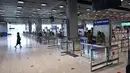 Petugas imigrasi menunggu di jalur imigrasi Bandara Internasional Suvarnabhumi saat mereka berlatih prosedur untuk pembukaan kembali Thailand, di Bangkok, Rabu (27/10/2021). Mulai 1 November, Thailand dibuka kembali tanpa persyaratan karantina untuk yang divaksinasi penuh. (Lillian SUWANRUMPHA/AFP)