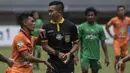 Striker Borneo FC, Lerby Eliandry, protes terhadap wasit saat melawan Bhayangkara FC pada laga Liga 1 Indonesia di Stadion Patriot, Bekasi, Rabu (20/9/2017). Bhayangkara menang 2-1 atas Borneo. (Bola.com/Vitalis Yogi Trisna)