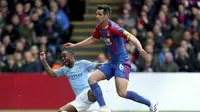 Winger Manchester City Raheem Sterling mencetak gol ke gawang Crystal Palace dalam lanjutan Liga Inggris di Selhurst Park, London, Minggu (14/4/2019).   (Steven Paston/PA via AP)