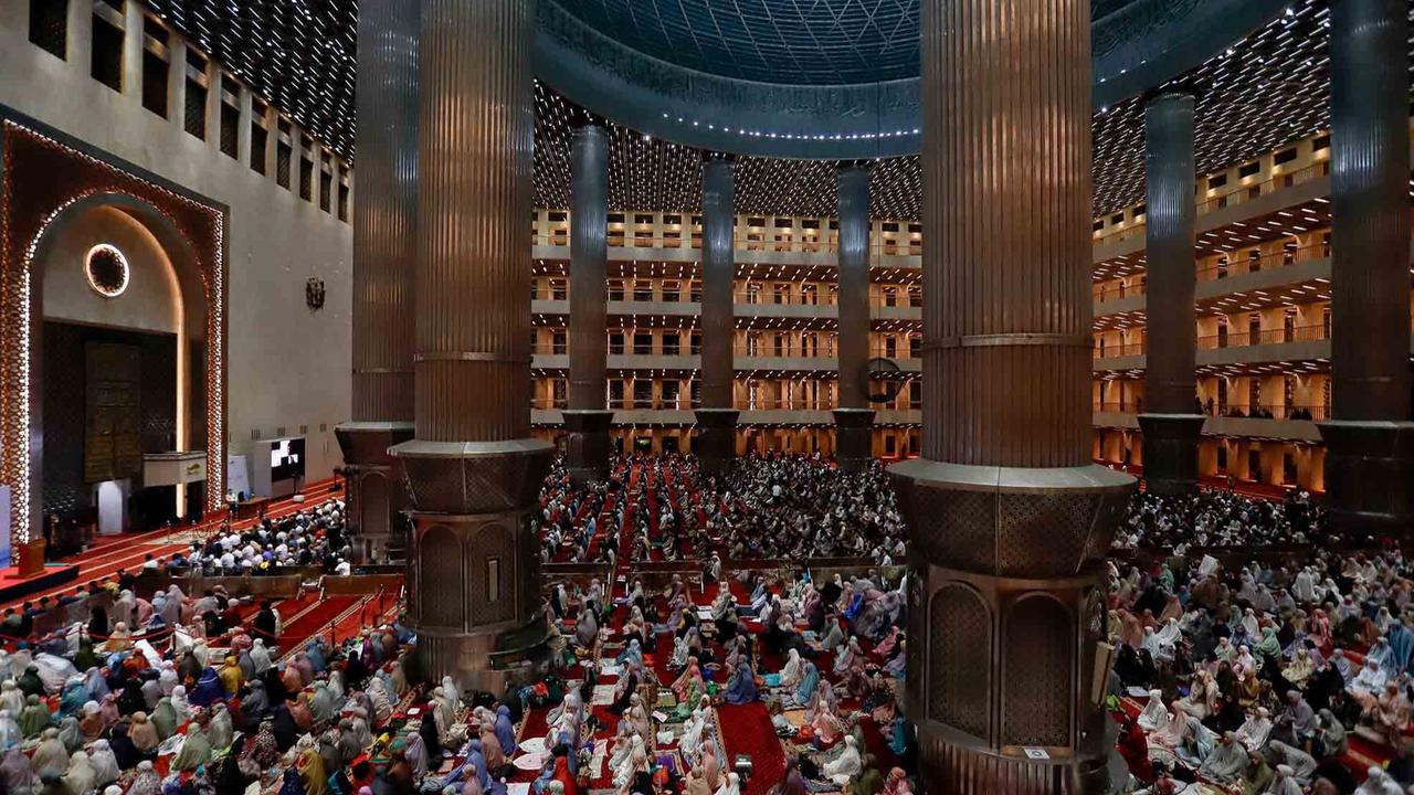 FOTO: Tarawih Pertama  di Bulan Ramadan , Ribuan Umat Islam Padati Mesjid Istiqlal
