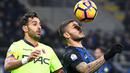 Pemain Inter, Mauro Icardi (kanan) berduel dengan pemain Bologna, Domenico Maietta  pada laga Coppa Italia di  Giuseppe Meazza, Milan, (17/1/2017). Inter Milan 3-2.  (EPA/Daniel Dal Zennaro)
