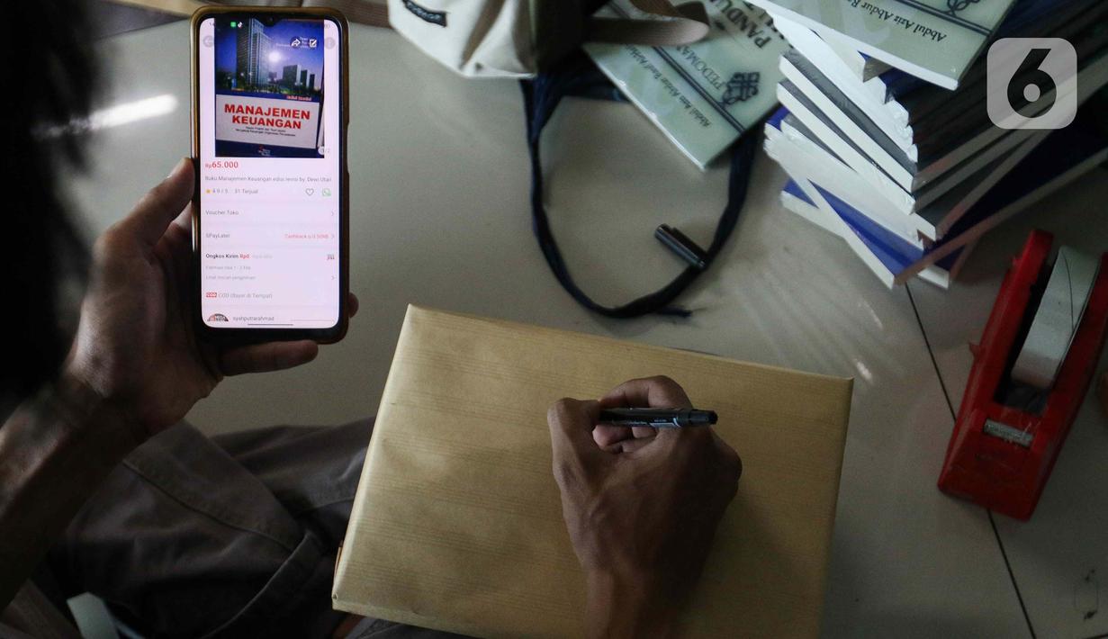 Para pedagang buku di Pasar Kenari terus berupaya untuk bertahan. (Liputan6.com/Herman Zakharia)