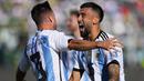 Selebrasi bek Timnas Argentina, Nicolas Tagliafico (kiri) bersama rekannya Nicolas Gonzalez setelah mencetak gol kedua ke gawang Timnas Bolivia pada laga lanjutan Kualifikasi Piala Dunia 2026 zona Conmebol di La Paz Stadium, Bolivia, Rabu (13/9/2023) dini hari WIB. (AP Photo/Juan Karita)