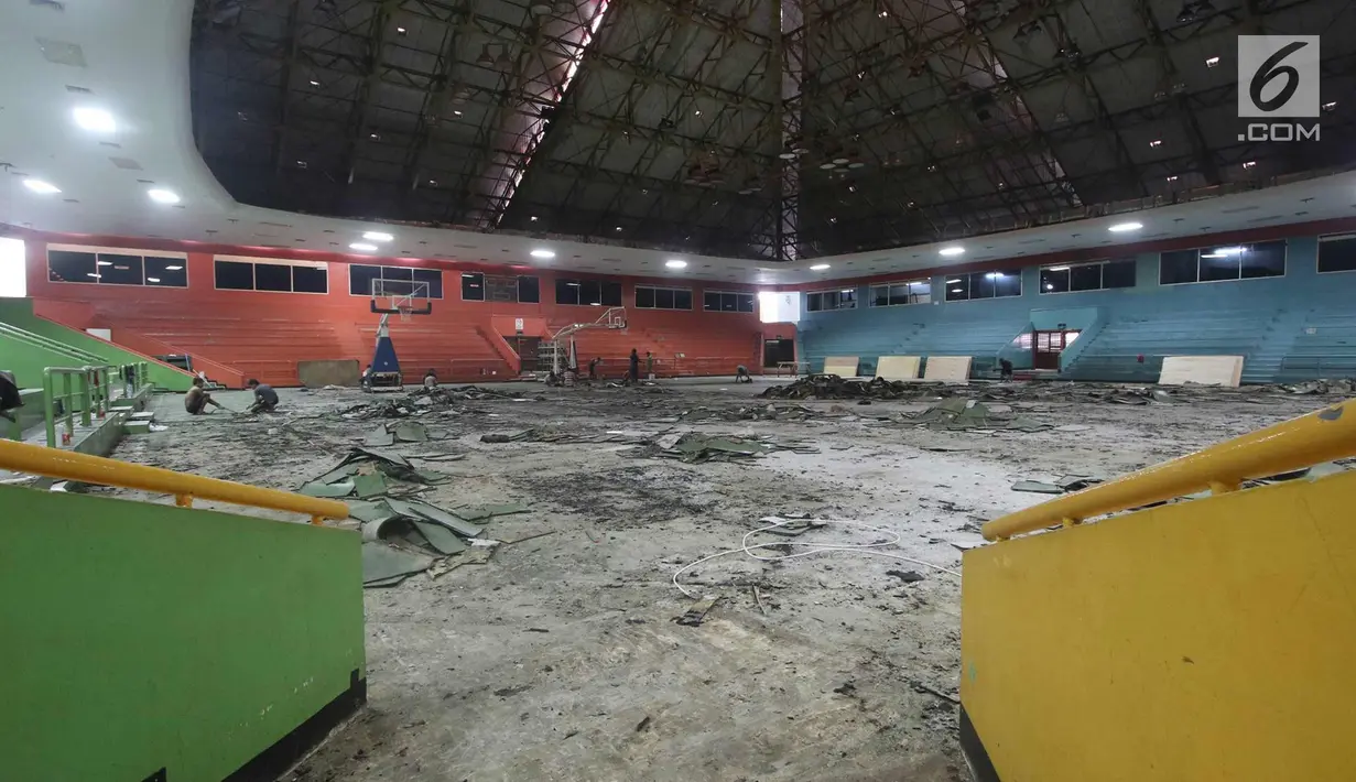 Suasana renovasi GOR Soemantri Brodjonegoro di Jakarta, Selasa (14/11). Pemerintah Provinsi DKI Jakarta merenovasi 10 GOR untuk mendukung pelaksanaan Asian Games 2018. Proyek renovasi ini ditargetkan selesai pada Mei 2018. (Liputan6.com/Immanuel Antonius)