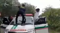 Video berisi sejumlah mahasiswa Institut Agama Islam Negeri (IAIN) Palangkaraya joget Tiktok di atas ambulans viral di media sosial. (Liputan6.com/ Istimewa)