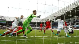 Pemain Swansea City, Leroy Fer, mencetak gol ke gawang Liverpool dalam laga Premier League, di Liberty Stadium, Sabtu (1/10/2016). (Action Images via Reuters/John Sibley)