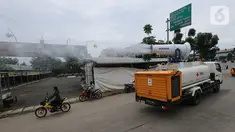 Sebuah mobil gunner spraying menyemprotkan cairan disinfektan di kawasan Pamulang, Tangerang Selatan, Sabtu (2/5/2020). PMI mengerahkan dua mobil gunner untuk menyemprotkan cairan disinfektan tahap pertama di wilayah Serpong, Setu, Serpong Utara dan Pamulang. (Liputan6.com/Fery Pradolo)