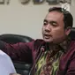 Anggota Bawaslu Muchamad Afifudin memberi keterangan pers di kantor Bawaslu, Jakarta, Selasa (17/10). Afifudin mengatakan temuan kedua yang didapat Bawaslu terkait SIPOL adalah traffic uploadin data SIPOL. (Liputan6.com/Faizal Fanani)