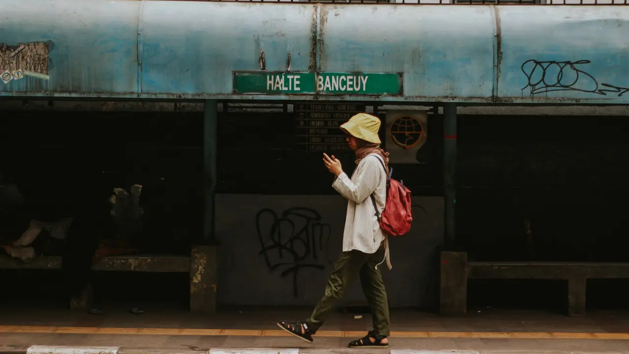 Ilustrasi berjalan sambil main HP, gangguan
