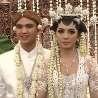 Aktris cantik Alisia Rininta resmi menikah dengan Novian Herbowo pada Minggu, 27 Maret 2016. Setelah melangsungkan akad nikah, mereka menggelar resepsi berkonsep Jawa klasik pada malam harinya.