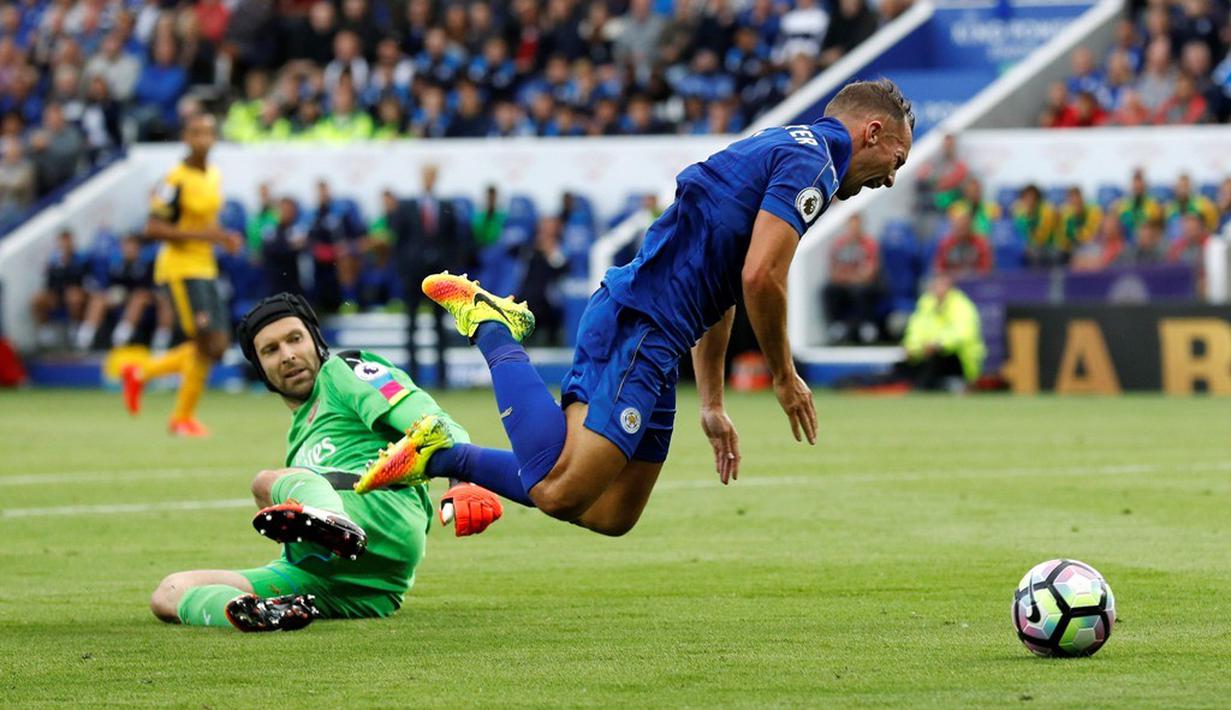 Pemain Leicester City, Danny Drinkwater, terjatuh di dalam kotak penalti Arsenal dalam laga Premier League di Stadion King Power, Leicester, (20/8/16). (Reuters/Darren Staples)
